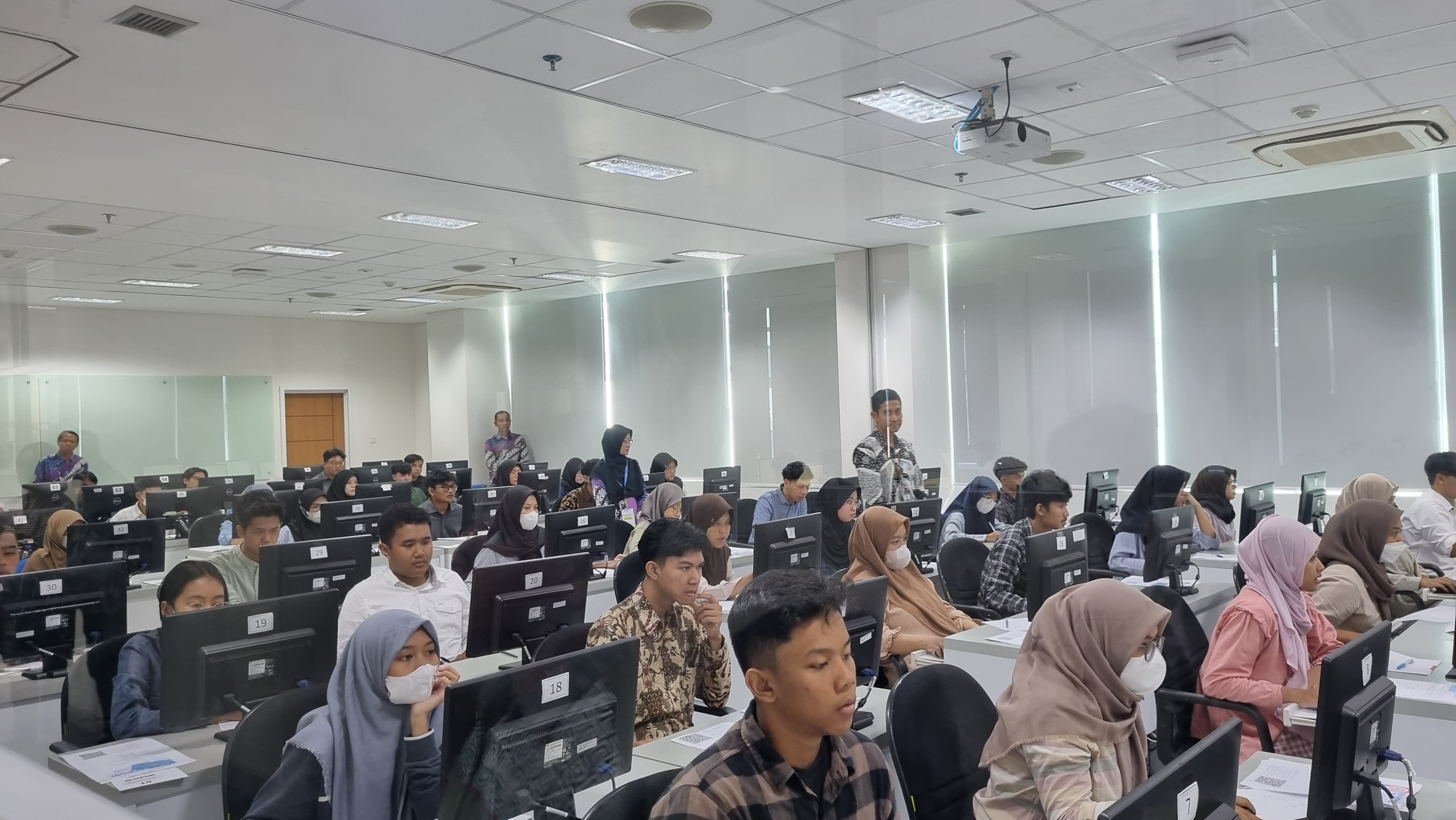 Ilustrasi foto para peserta saat mengikuti ujian SNBT di kampus UGM