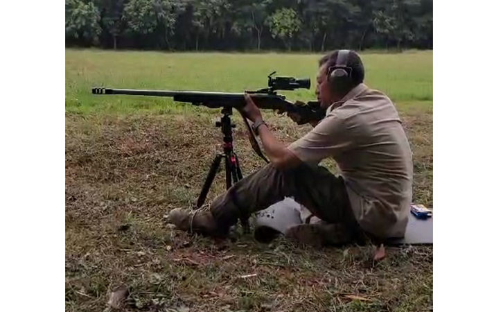 FOKUS: Edi Haryanto saat membidik target menggunakan senapan berburu dalam ajang perlombaan.