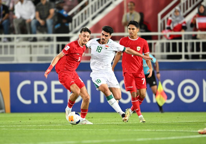MERAH: Ivar Jenner coba melewati kekangan pemain Irak dalam laga perebutan juara ketiga Piala Asia U23 2024 (PSSI)