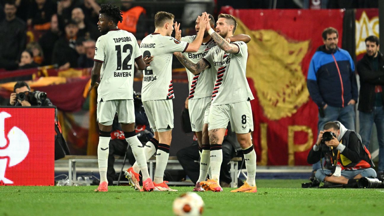 KOMPAK: Penggawa Bayer Leverkusen rayakan gol yang dicetak ke gawang AS Roma di Stadio Olimpico