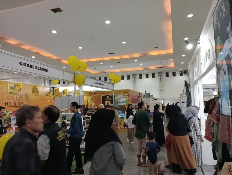 Suasana pengunjung saat menghadiri stand-stand Jago Syariah Halal Fair 2024 di JEC.&nbsp;