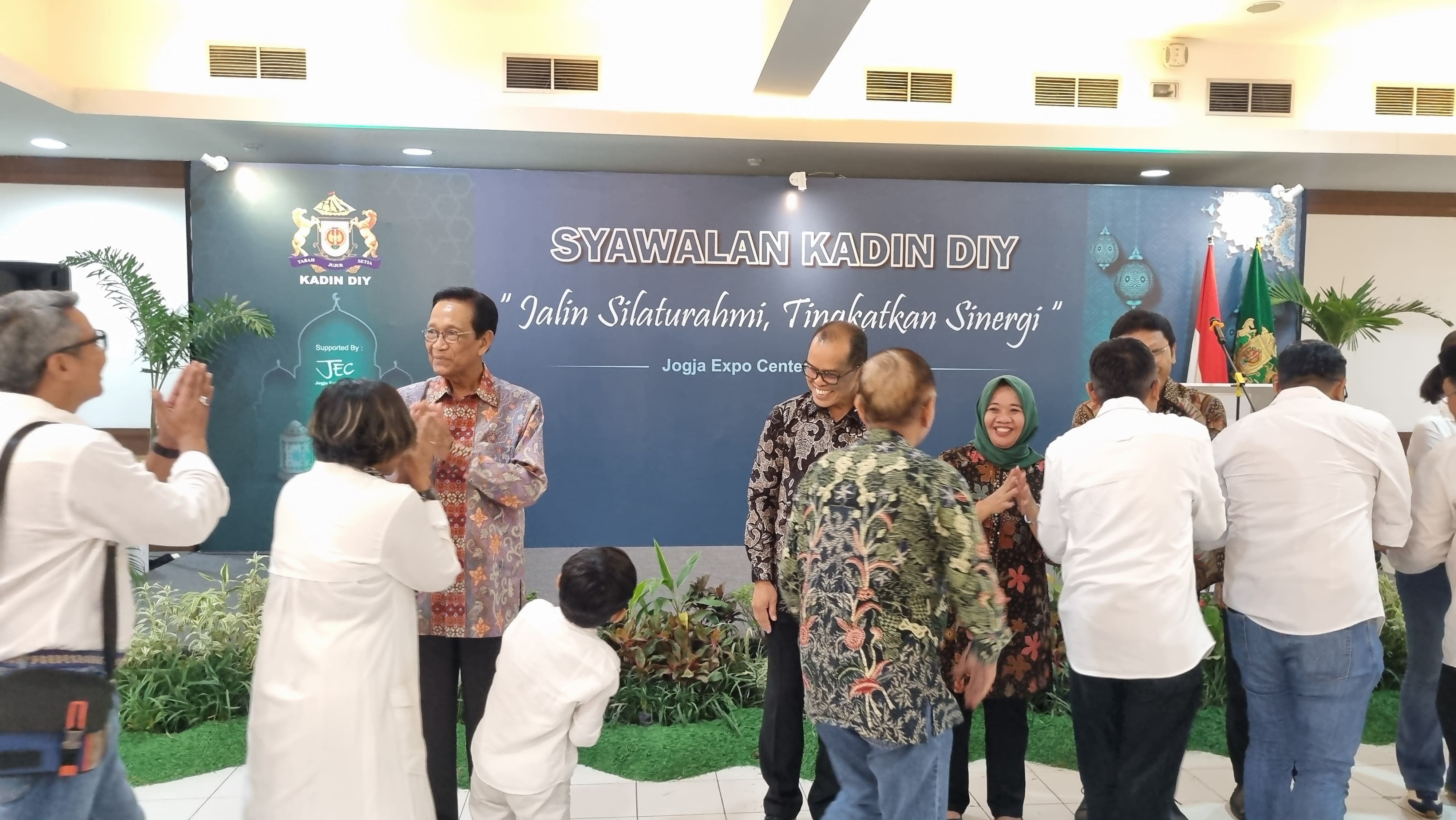 Gubernur DIY Hamengku Buwono X didampimngi Sekprov DIY saat syawalan Kadin DIY