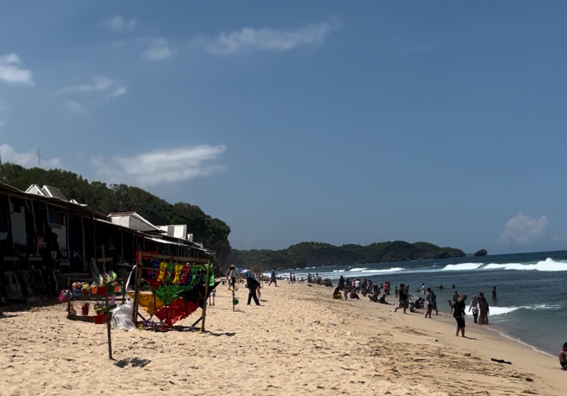 Hamparan pasir putih Pantai Sepanjang, Kalurahan Kemadang, Kapanewon Tanjungsari, Gunungkidul.