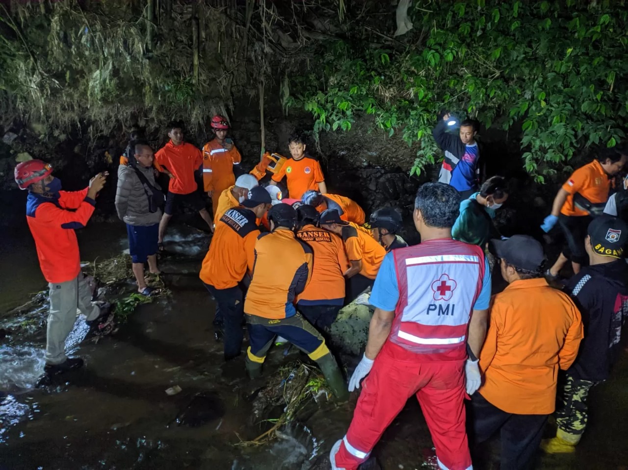 Proses evakuasi penemuan mayat di Sungai Cingkru, Dusun Wonoaji RT 7 RW 1, Desa Dangkel, Kecamatan Parakan, Kabupaten Temanggung