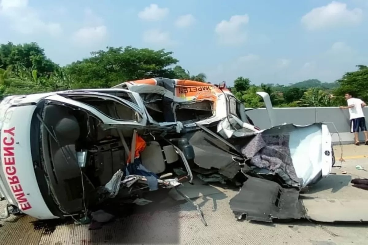 Kondisi ambulans yang ringsek usai terkibat kecelakaan di tol Batang-Semarang