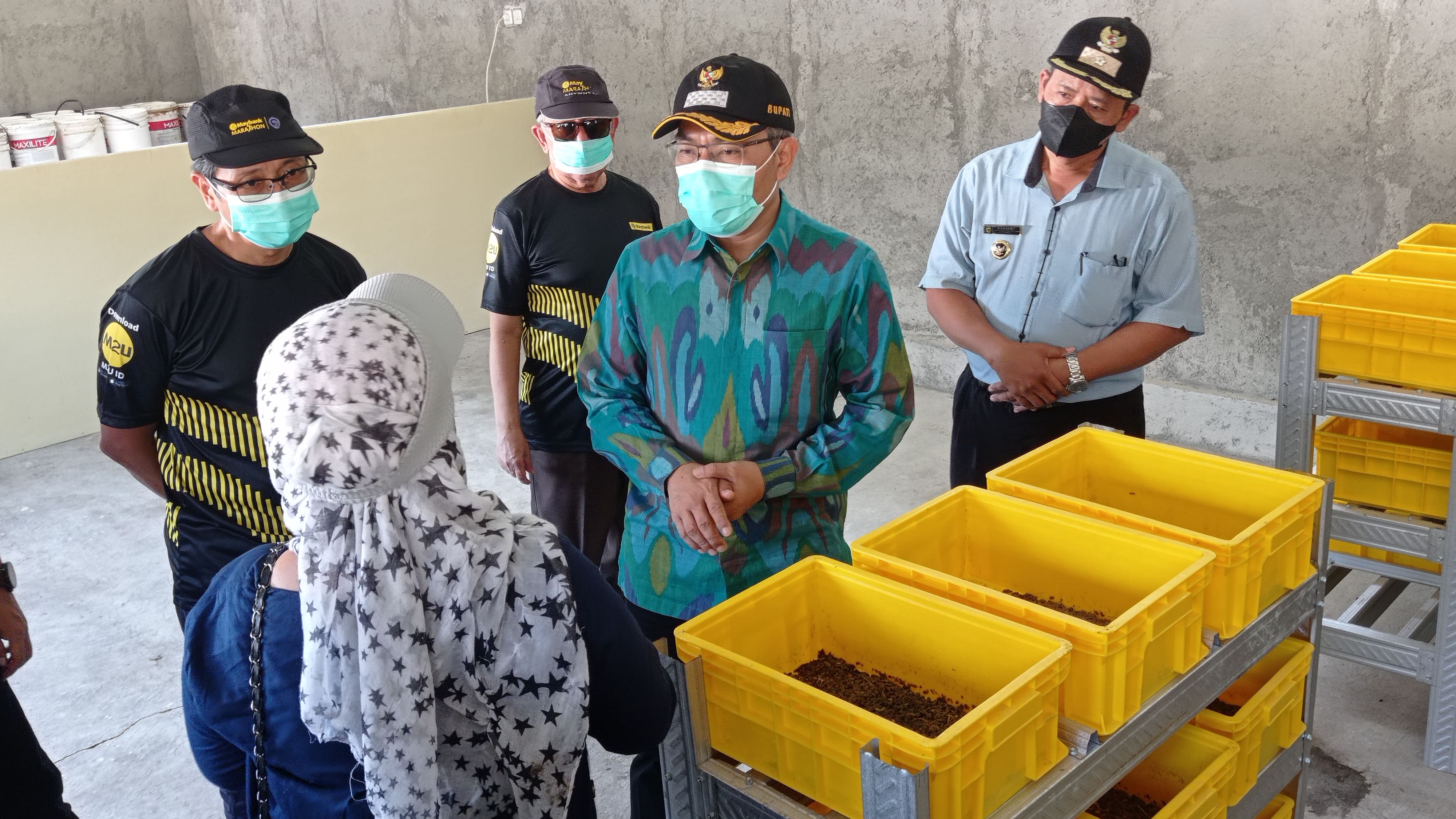 Bupati Bantul Abdul Halim Muslih saat meninjau fasilitas TPS3R bantuan Maybank