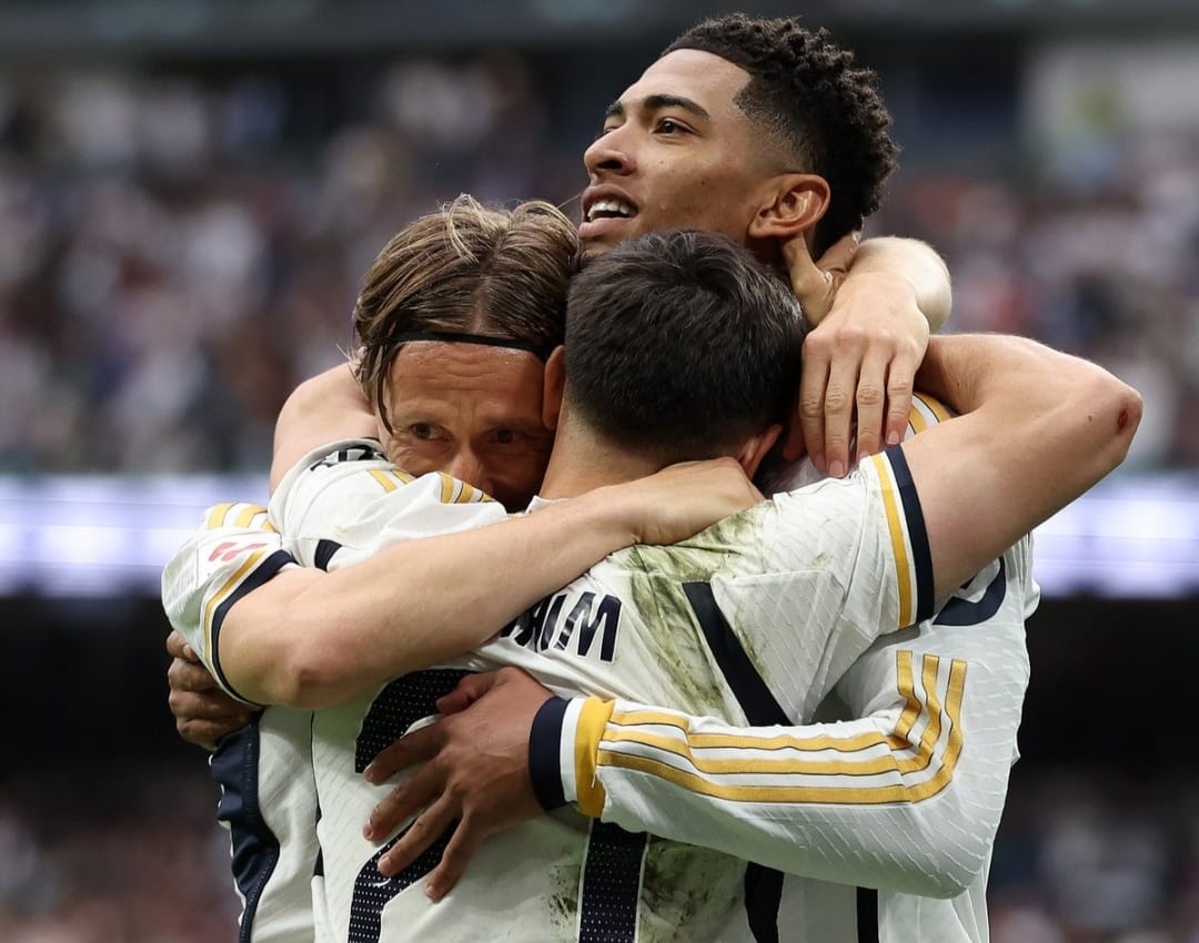 TRIO: Jude Bellingham bersama Luka Modric dan Brahim Diaz rayakan gol yang dicetak ke gawang Cadiz