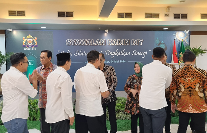 HARUS SINERGI: Syawalan anggota Kadin DIY bersama para pejabat struktural di DIY, termasuk Gubernur HB X di JEC, Sabtu (4/5).