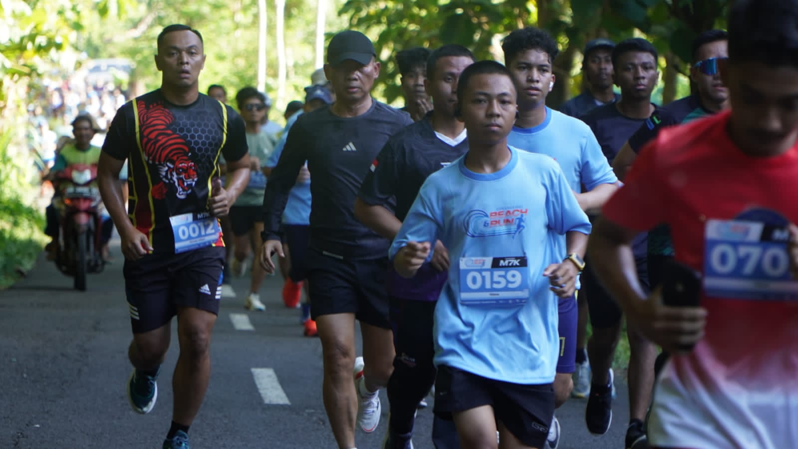 Bupati Gunungkidul Sunaryanta ikut sebagai peserta di event Beach and Run Pantai Krakal, Sabtu (4/5).