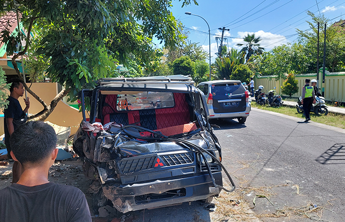 UGAL-UGALAN: Bangkai L300 yang menabrak 2 pengendara motor di Jalan Ki Josuto Wates.Anom Bagaskoro/radar jogja
