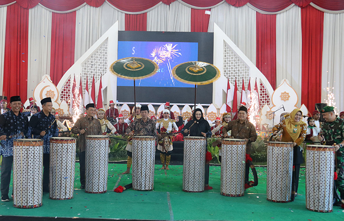 Peserta Lomba Tilawah Dewasa Putra melantunkan ayat suci Al-Quran. (Anom Bagaskoro)