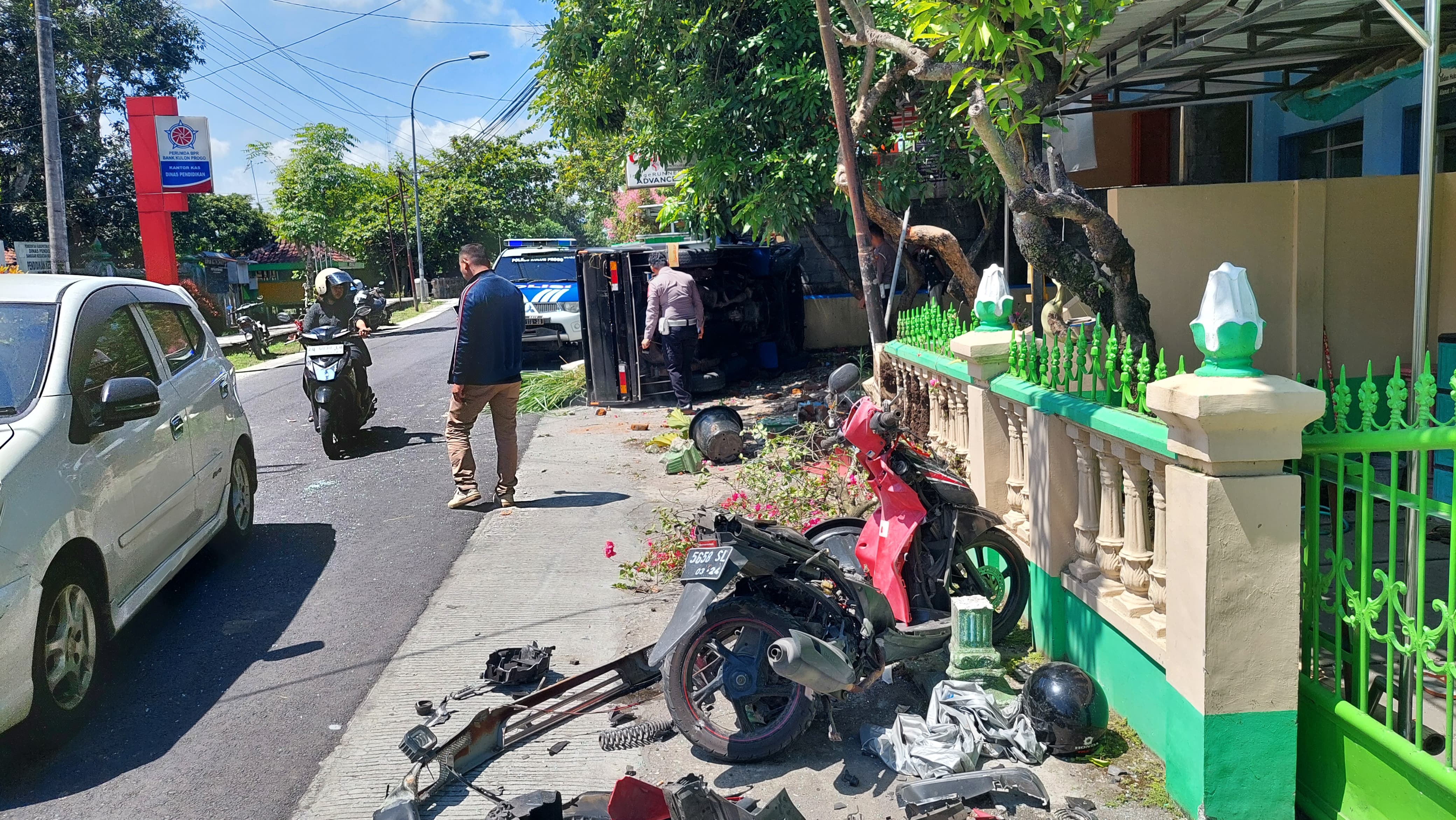 motor hancur akibat kecelakaan