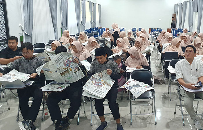 FOKUS: Guru SD Muhammadiyah Al Mujahidin saat mengikuti kegiatan Jurnalistik Goes to School dengan pemateri Zakki Mubarok selaku Pemred Radar Jogja Sabtu (4/5).