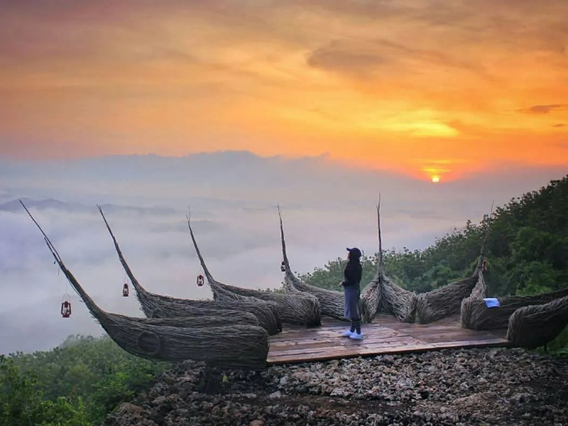 Keindahan sunsire di Watu Payung Gunungkidul Yogyakarta