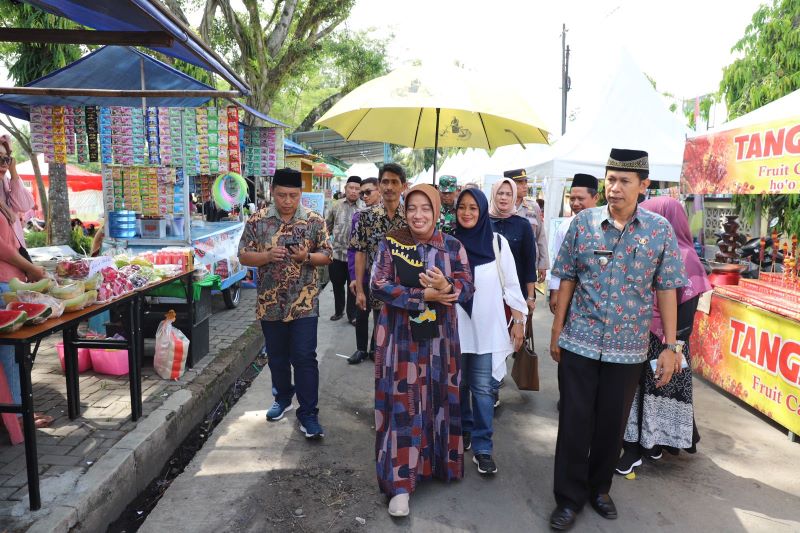 Bupati Purworejo Yuli Hastuti saat kunjungi expo UMKM di Kecamatan Kemiri, Minggu (5/5/2024).