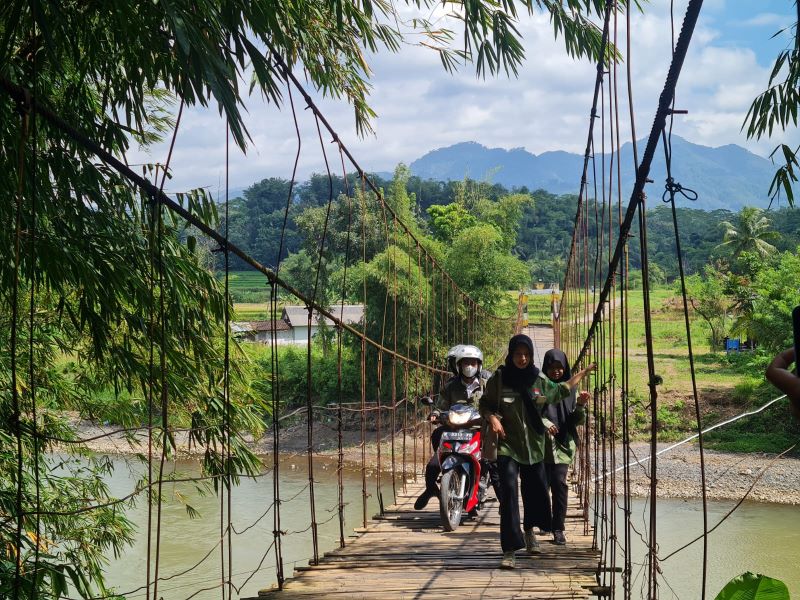 KURANG LAYAK: Kondisi jembatan gantung yang menghubungkan Ngembik Lor, Kramat Utara, Kota Magelang dengan Rejosari, Bandongan, Kabupaten Magelang.&nbsp;