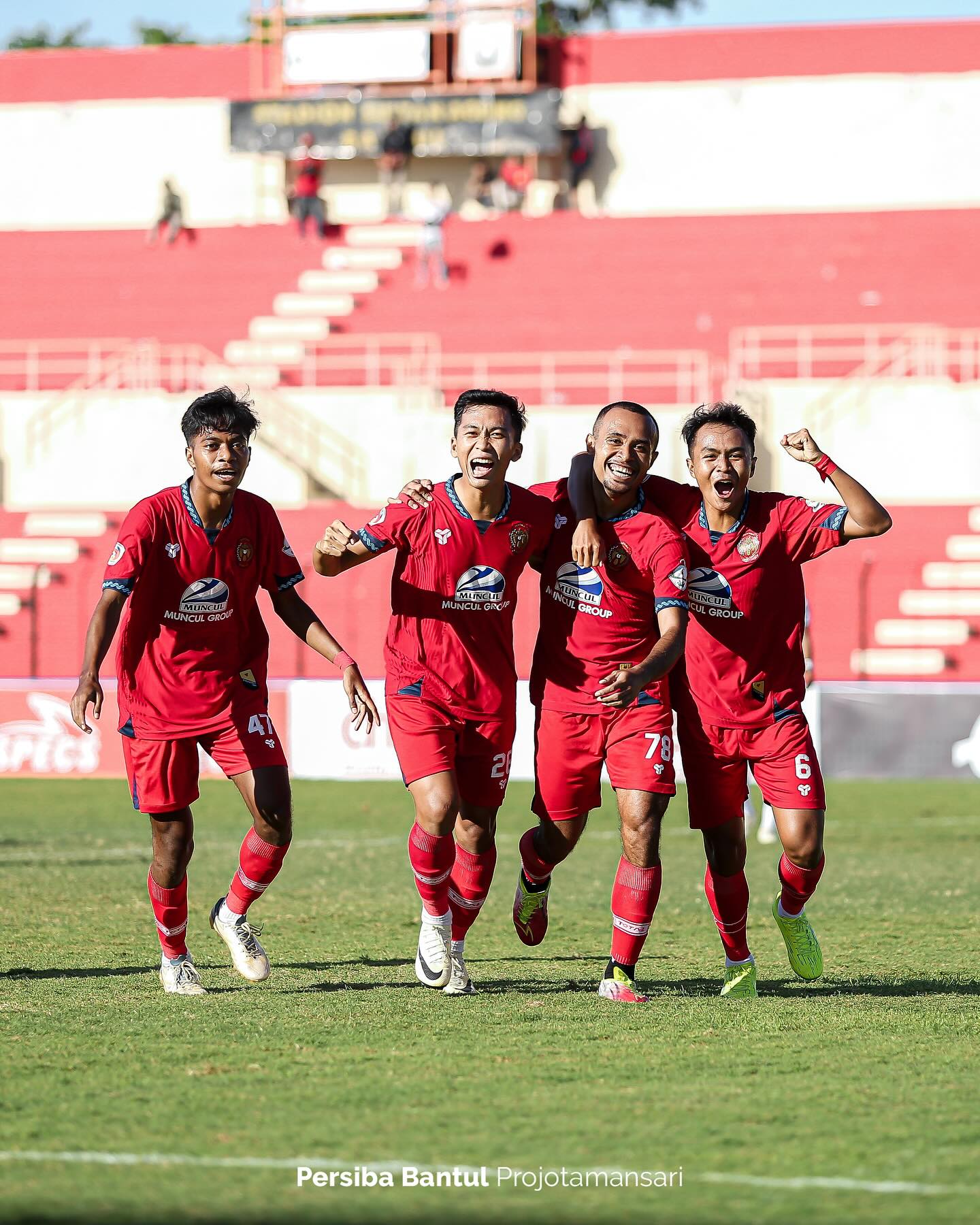 MEYAKINKAN: Para pemain Persiba Bantul merayakan kemenangan usai mengalahkan Persebri Batanghari dengan skor 3-1 pada babak 80 besar di Stadion Sultan Agung (SSA), Bantul, kemarin (6/5).&nbsp;(DOK PERSIBA)