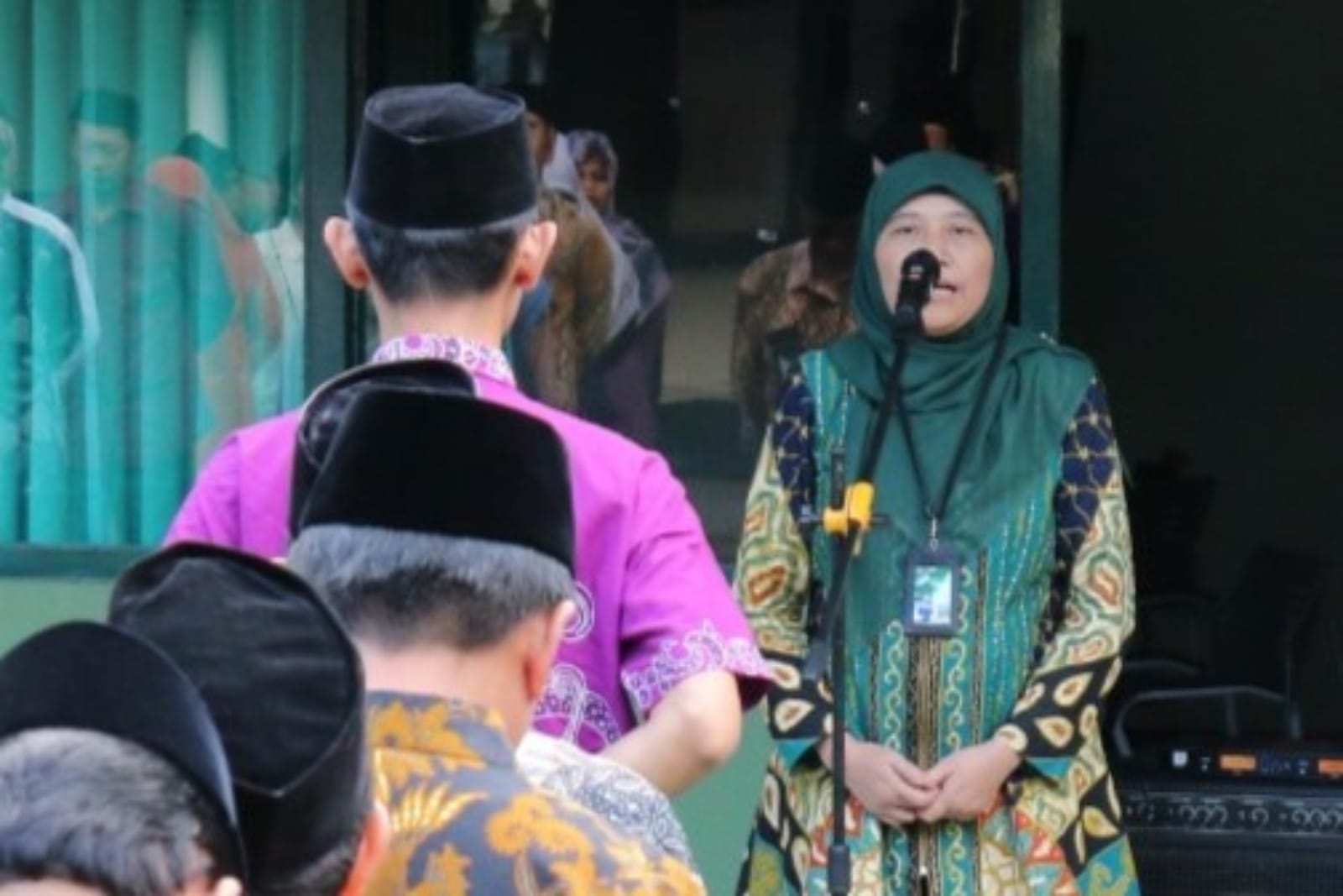 NETRAL - Pembina apel, Penyelenggara Zakat dan Wakaf (Zawa) Kankemenag Gunungkidul  Sri Sugiyanti saat memberikan arahan mengenai netralitas ASN pada akhir pekan lalu