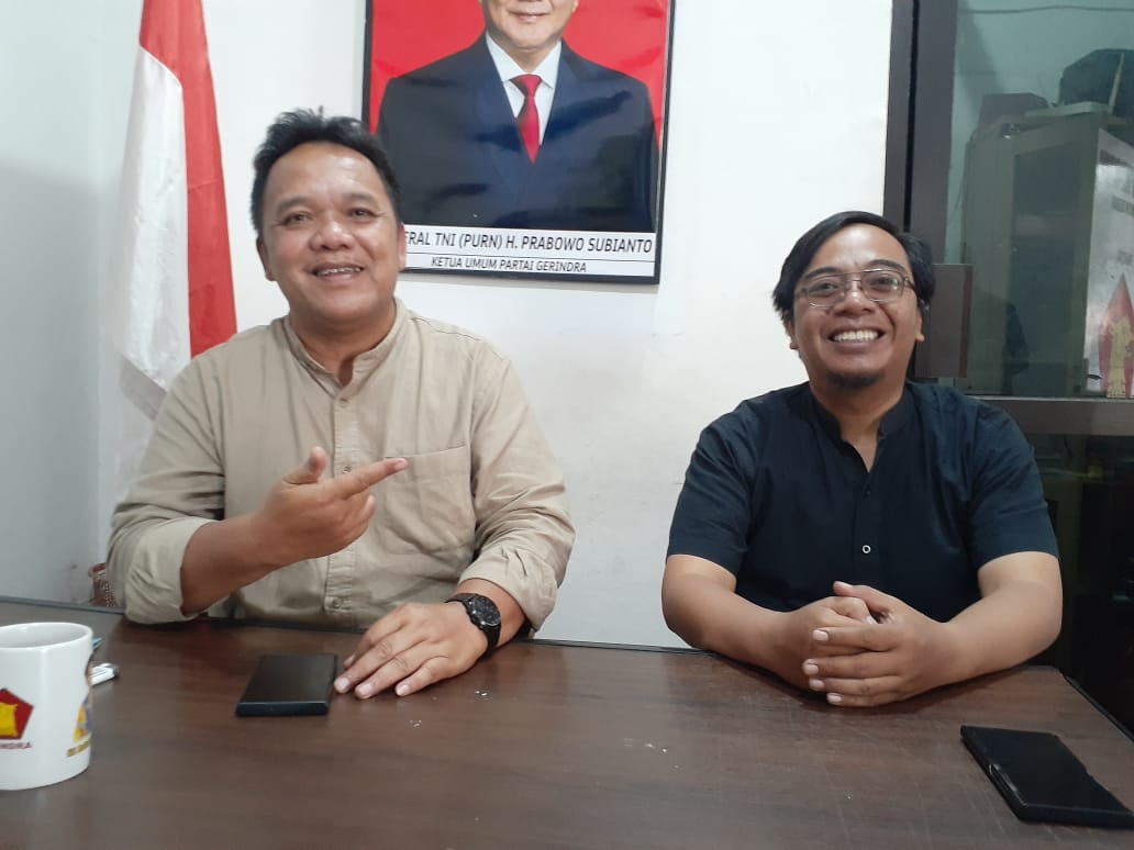 Ketua DPC Partai Gerindra Sleman Sukaptana dan Sekretaris DPC Partai Gerindra Sleman M. Arif Priyo Susanto (kanan) saat menyampaikan keterangannya, Senin (6/5/2024).
