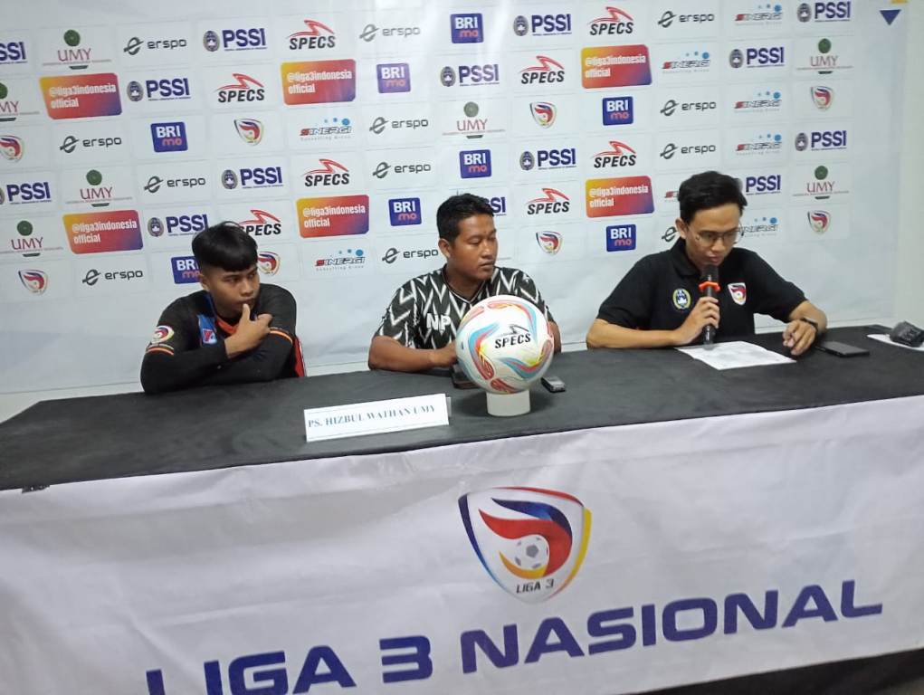 Pelatih kepala PS HW UMY Nopendi dan Kiper PS HW UMY Ihza Augusta Abisena saat juma pers usai pertandingan melawan Josal FC, Senin (6/5) di Stadion Mandala Krida, Jogja