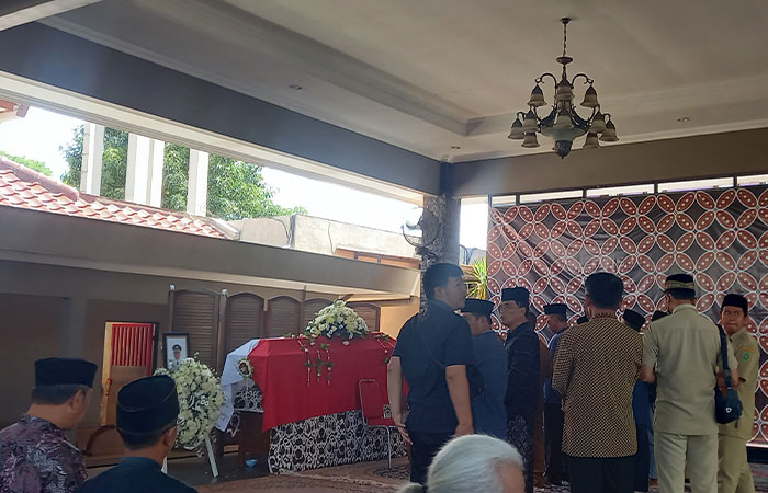 TUTUP USIA: Suasana rumah duka Bupati Bantul periode 2016-2021 Suharsono di Demangan, Bangunharjo, Sewon kemarin (6/5). Suharsono dimakamkan di Taman Makam Pahlawan (TMP)