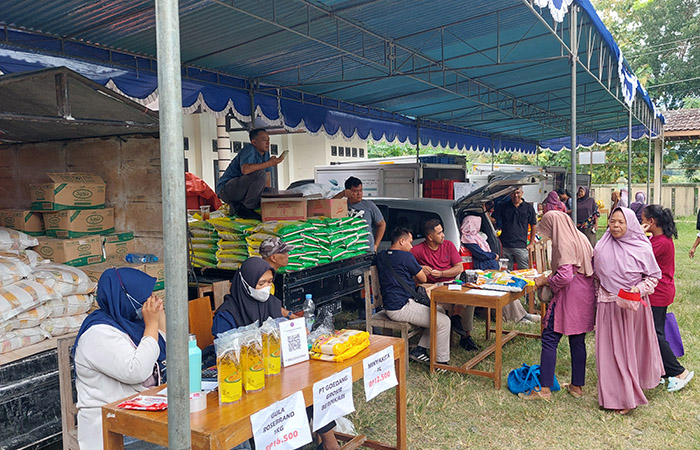 TUNGGU PEMBELI: Segelintir pembeli melihat stand yang menawarkan komoditas bahan pokok.