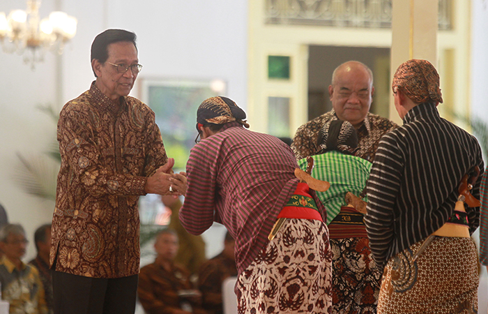 SILATURAHMI DAN SYAWALAN: Sultan HB X didampingi Paku Alam X bersalaman dengan abdi dalem  Keraton Jogja dalam acara syawalan di Bangsal Kepatihan, Jogja, kemarin (7/5).
