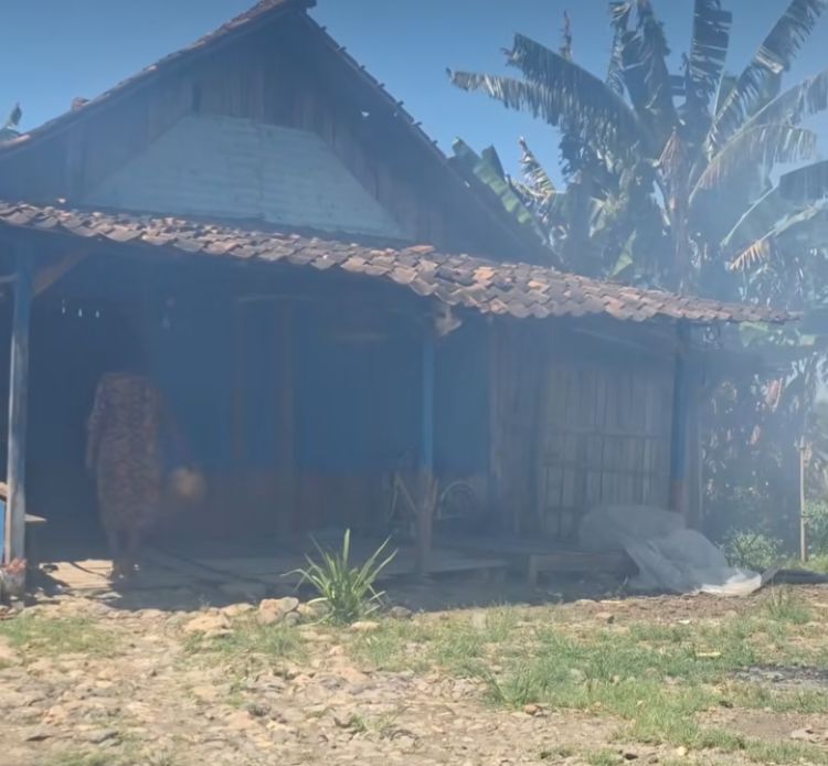 Caption picture : Sebanyak 19 Kk di daerah Grobogkan memilih untuk tinggal di hutan karena tidak memiliki tanah