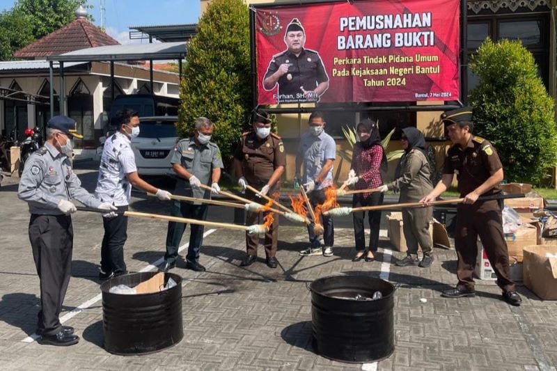 Proses pemusnahan barang bukti tindak perkara yang berhasil disita oleh Kejari Bantul, Selasa (7/5/2024).