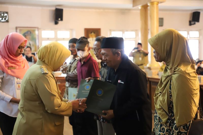 Pemkab Purworejo menyerahkan SHM tanah secara gratis kepada 38 warga Kelurahan Mranti dan Desa Karangrejo pada Selasa (7/5/2024).&nbsp;