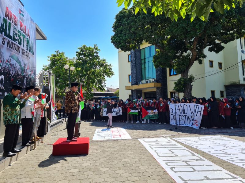 AKSI DAMAI: Ratusan sivitas akademika Unimma menggelar aksi bela Palestina dan kutuk Israel di halaman masjid kampus 2 Unimma, Selasa (7/5/2024).&nbsp;