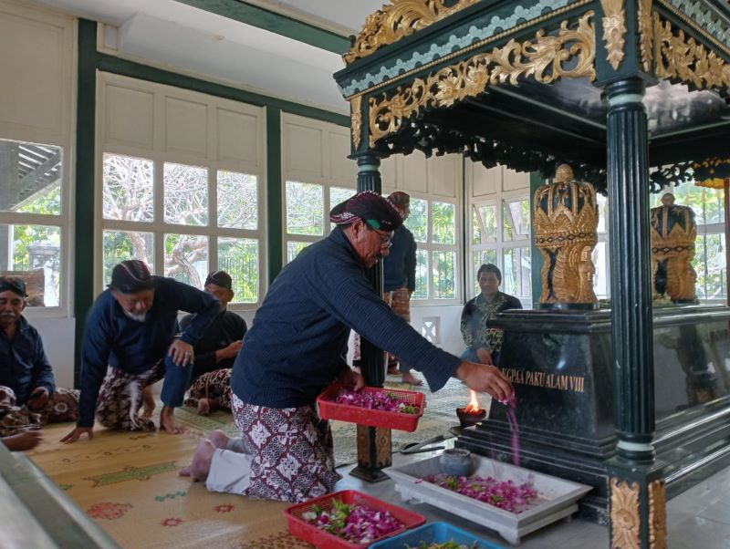 jajaran pengurus KONI DIJ saat melakukan prosesi ziarah di makam KGPAA Paku Alam VIII di Astana Girigondo, Kulon Progo, Selasa (7/5/2024).&nbsp;