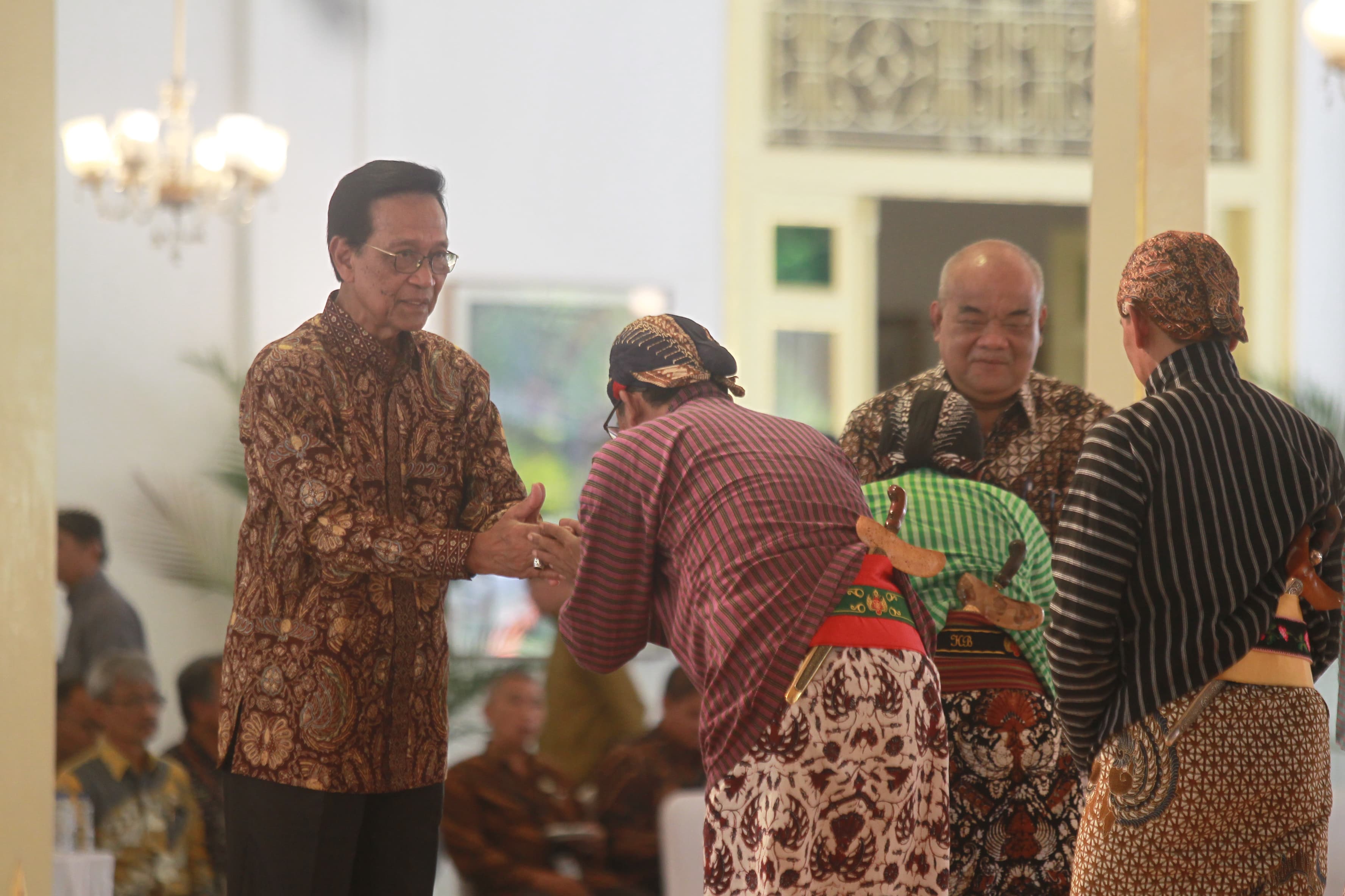 Sri Sultan HB X didampingi Paku Alam X bersalaman dengan abdi dalem Keraton Jogja dalam acara syawalan di Bangsal Kepatihan, Kota Jogja, Selasa (7/5).