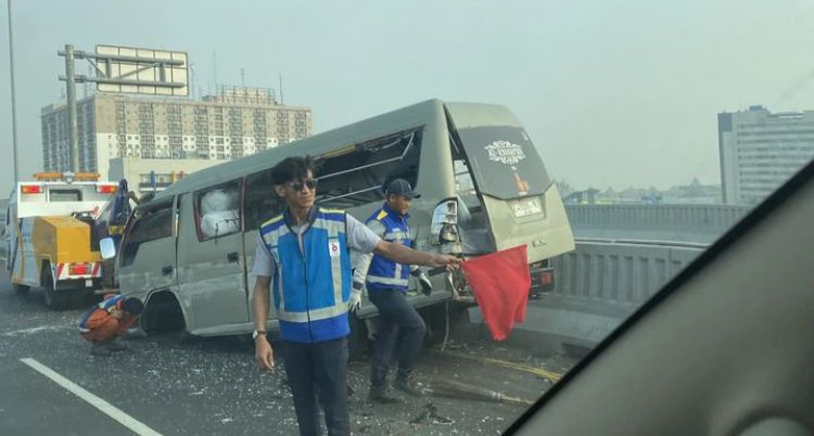 Kejadian kecelakaan mobil elf dengan mobil Toyota Fortuner ber plat polri di Jalan Tol Layang Mohamed bin Zayed