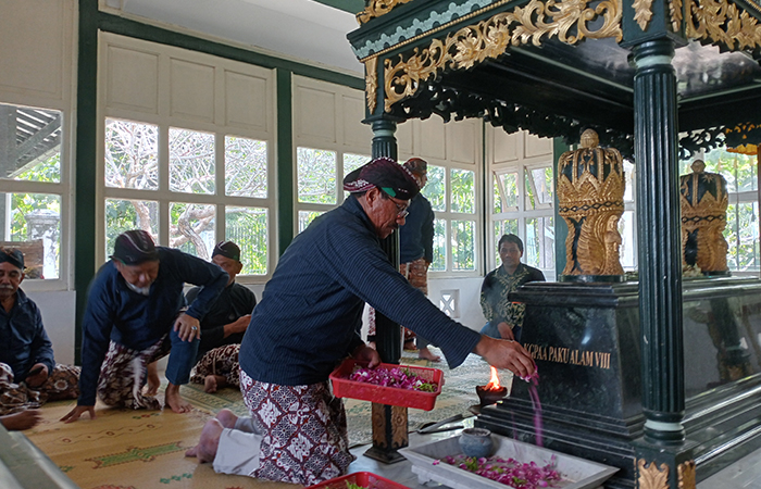 KHUSYUK: Jajaran pengurus KONI DIY saat berziarah ke makam KGPAA Paku Alam VIII di Astana Girigondo, Kulon Progo, (7/5).Rizky Wahyu/Radar Jogja