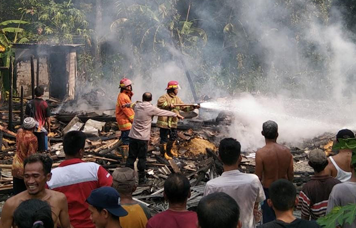 WASPADA: Petugas pemadam kebakaran memadamkan api yang membakar satu unit rumah limasan di Kapanewon Semin, Gunungkidul, Kamis (2/5).&nbsp;