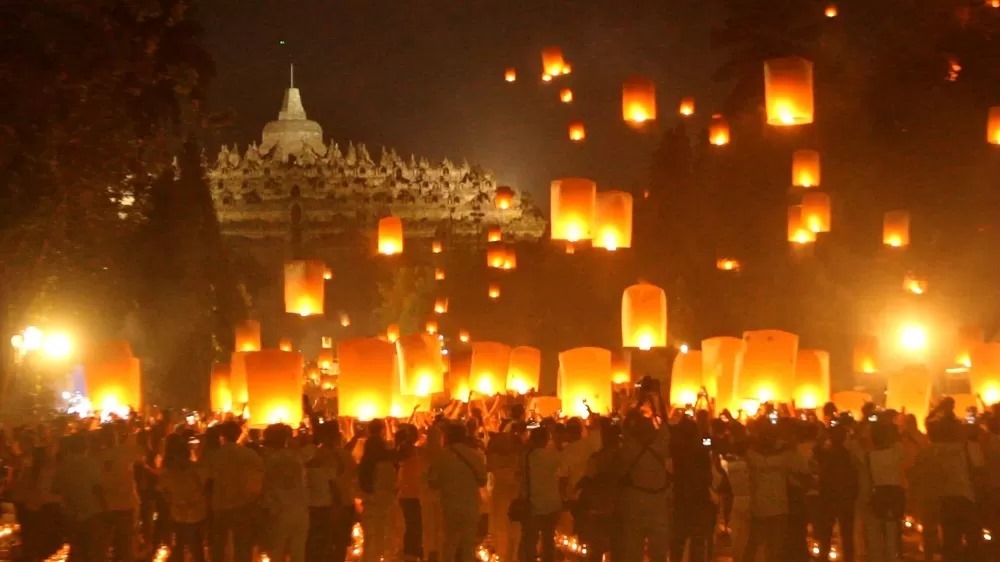 Prosesi penerbangan lampion pada momen perayaan Waisak di Candi Borobudur tahun lalu