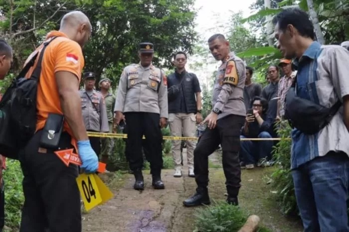 Polisi melakukan olah tempat kejadian perkara kasus suami mutilasi istrinya di Ciamis, Jawa Barat