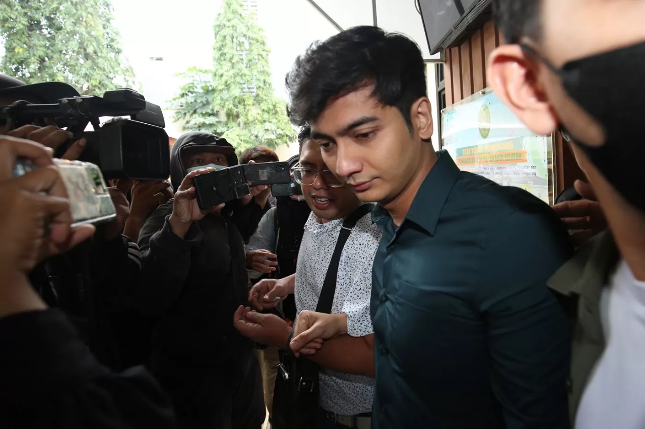 Teuku Ryan saat menjalani sidang perdana perceraiannya dengan agenda mediasi di Pengadilan Agama Jakarta Selatan, Senin (19/2/2024).