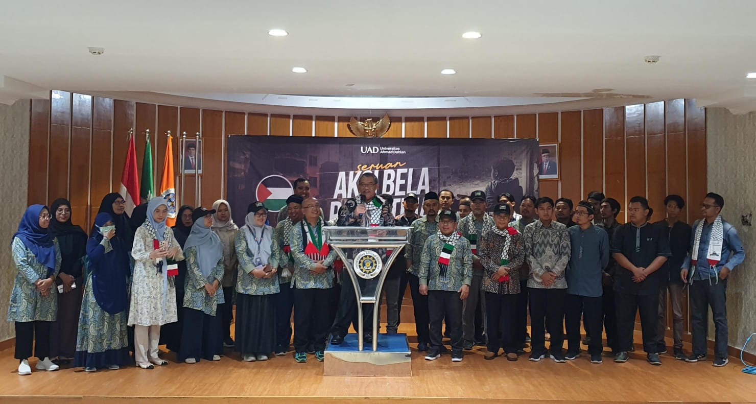 DUKUNG PENUH - Rektor UAD Prof. Muchlas bersama civitas akademika dalam aksi bela Palestina dan kutuk Israel di aula lantai 1 Islamic Center Kampus 4 UAD Selasa (7/5/2024)