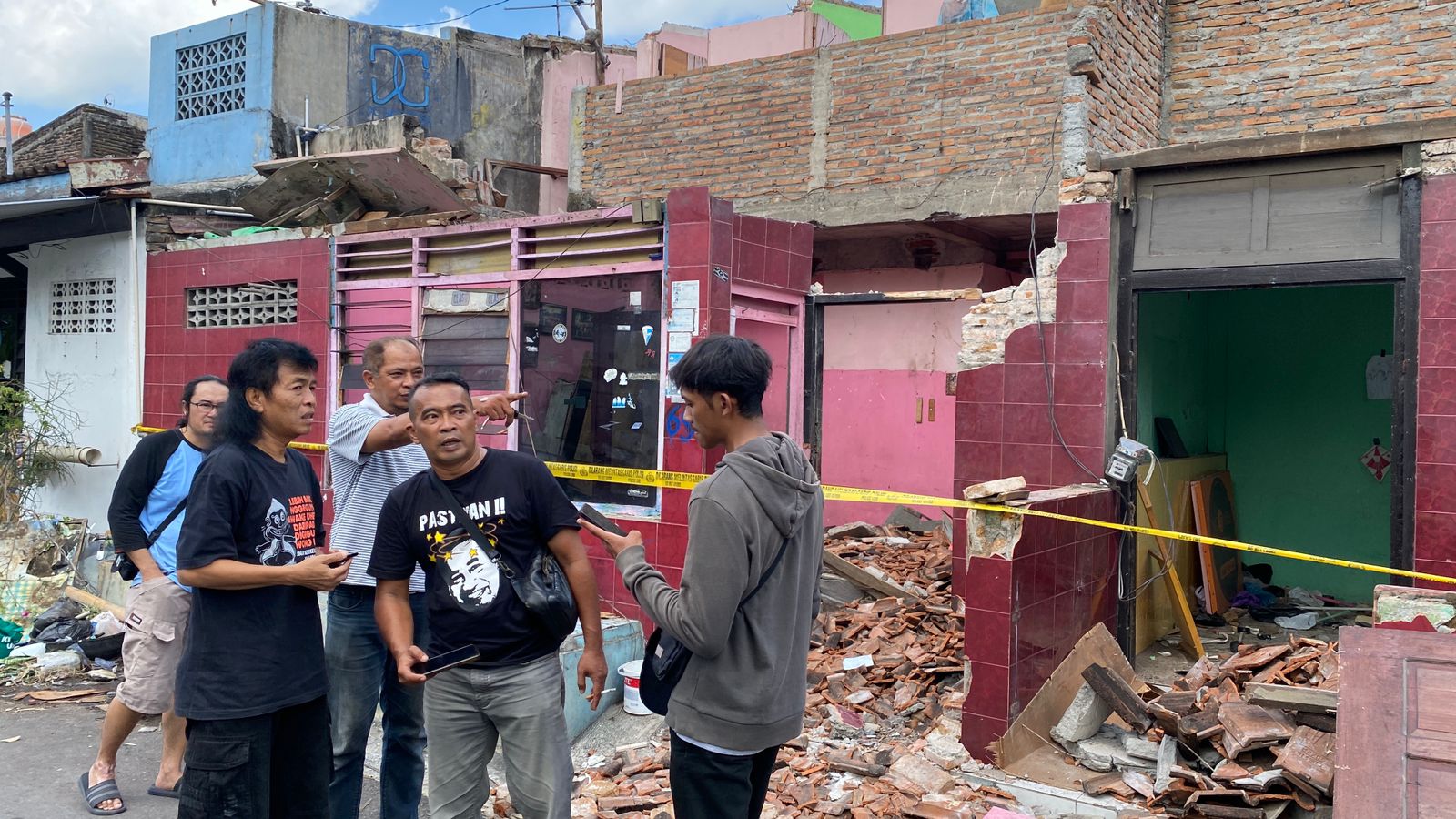 Warga sedang menjelaskan kronologi kejadian robohnya bangunan di Nagan Kidul, Kota Jogja.