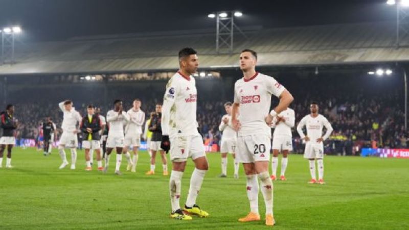 Casemiro (kiri) dan Diogo Dalot (kanan) saat Manchester United dipecundangi Crystal Palace 4-0 (gettyimages)