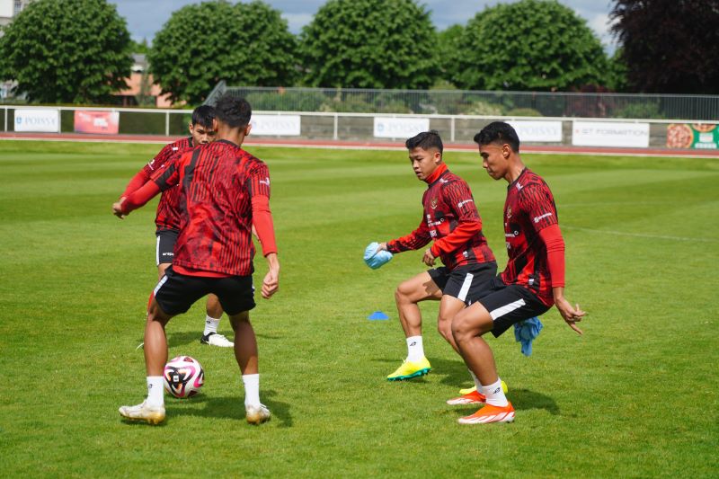 MERAH: Penggawa timnas Indonesia lakoni latihan perdana di Prancis menggunakan jaket tebal karena suhu yang relatif dingin (PSSI)