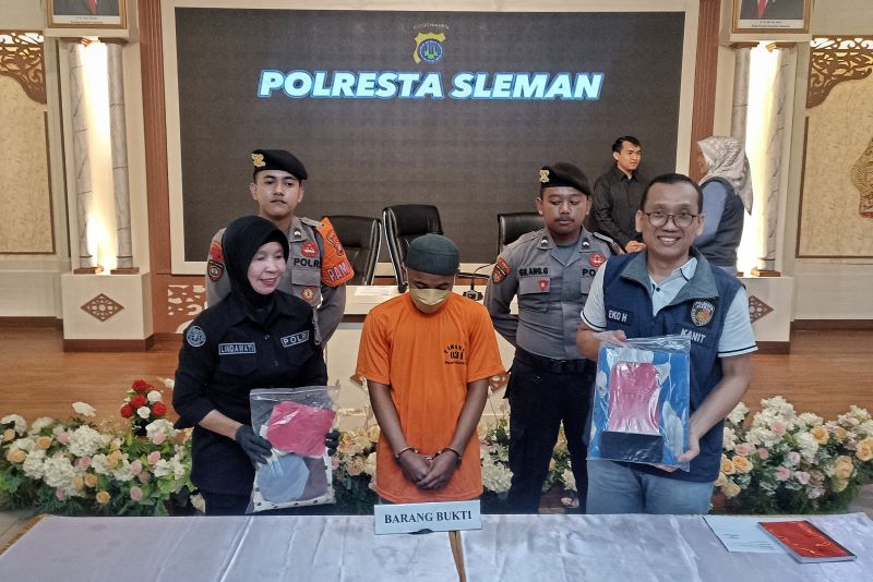 Jajaran Polresta Sleman saat menghadirkan pelaku dan barang bukti kasus perkosaan anak di bawah umur di Mapolresta Sleman, Rabu (8/5/2024).