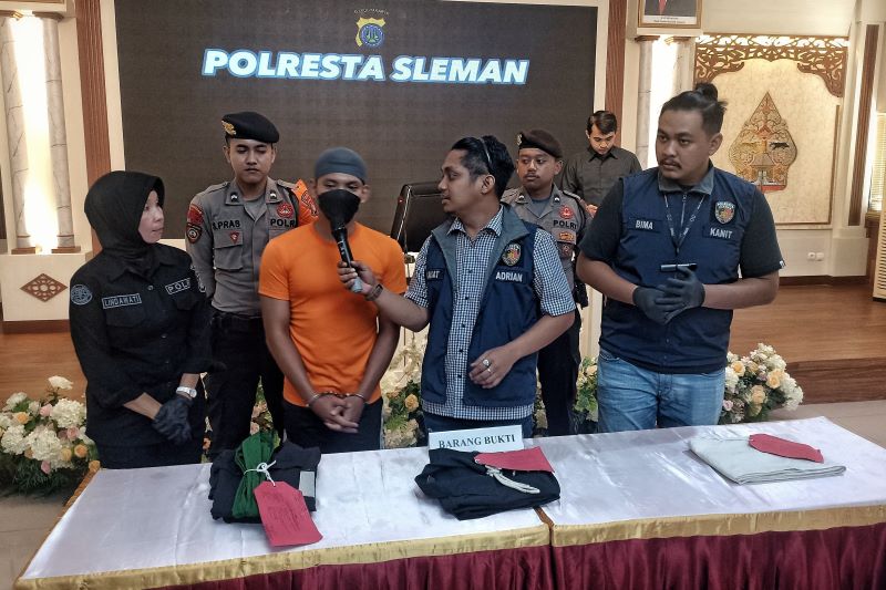 Jajaran Polresta Sleman saat menghadirkan tersangka dan barang bukti dalam jumpa pers di Mapolresta Sleman, Rabu (8/5/2024).