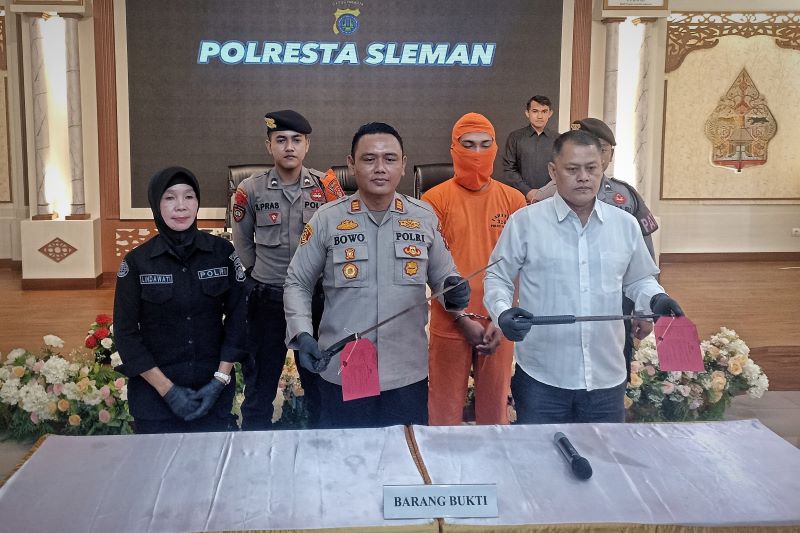 Jajaran Polresta Sleman saat menghadirkan barang bukti dan pelaku berinisial MID dalam jumpa pers di Mapolresta Sleman, Rabu (8/5/2024).