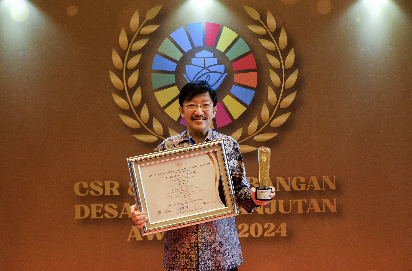 Smartfren melalui gerakan Smartfren 100% untuk Indonesia meraih penghargaan kategori perakdalam ajang Corporate Social Responsibility (CSR) & Pengembangan Desa Berkelanjutan (PDB) Awards 2024