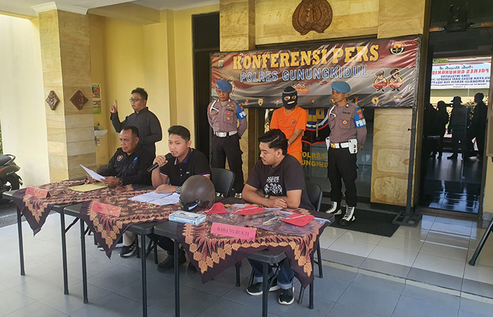 KENA BATUNYA: Pelaku begal ditangkap Jajaran Satreskrim Polres Gunungkidul, kemarin (8/5).Andi May/Radar Jogja