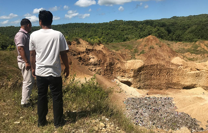 Sampah-sampah menumpuk di lahan bekas tambang pasir di Kalurahan Giring, Kapanewon Paliyan, Kabupaten Gunungkidul, Rabu (8/5).
