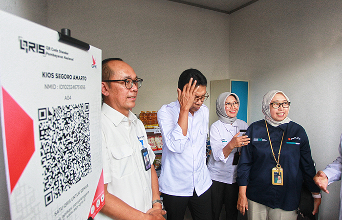 BARU: Pj Wali Kota Jogja Singgih Raharjo meninjau kios Segoro Amarto saat peresmian di Pasar Sentul, Kota Jogja, kemarin (8/5).